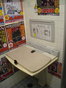 ドンキホーテ小平店 外多目的トイレ