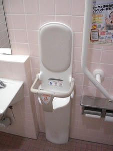 ウエルシア東久留米本町店 外多目的トイレ