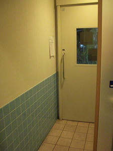 サンドラッグ東久留米幸町店 外トイレ