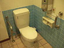 サンドラッグ東久留米幸町店 外トイレ