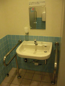 サンドラッグ東久留米幸町店 外トイレ