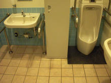 サンドラッグ東久留米幸町店 外トイレ