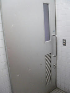 ドンキホーテ五日市街道小金井公園店 外多目的トイレ