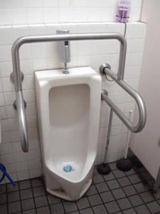 いなげや小平学園西町店　外トイレ