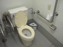 いなげや小平学園西町店　外多目的トイレ