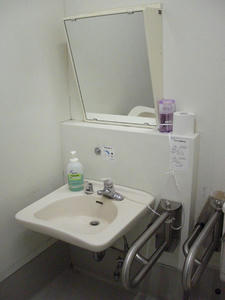 いなげや小平学園西町店　外多目的トイレ