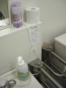 いなげや小平学園西町店　外多目的トイレ