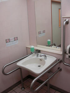 サミットストア祖師谷店 地下1階多目的トイレ