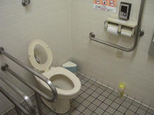 ライフ千歳烏山店　2階多目的トイレ