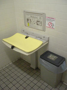 ライフ千歳烏山店　2階多目的トイレ