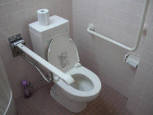 ウエルシア府中天神店 外トイレ