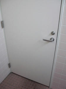 ウエルシア府中天神店 外トイレ