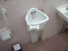 ウエルシア府中天神店 外多目的トイレ