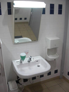 ケーズデンキ立川本店 1階多目的トイレ