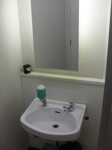 東急ストアプレッセ二子玉川仮設店 バックヤードトイレ