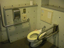 ウエストプロムナード　滝の広場多目的トイレ