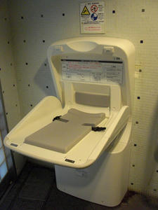 ウエストプロムナード　滝の広場多目的トイレ