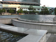 ウエストプロムナード　滝の広場