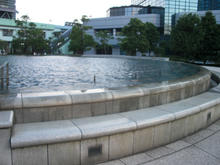 ウエストプロムナード　滝の広場