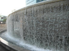 ウエストプロムナード　滝の広場