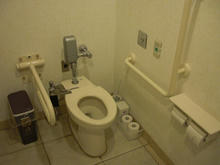 ユニクロ世田谷千歳台店　多目的トイレ