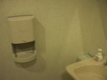 ユニクロ世田谷千歳台店　多目的トイレ