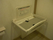 ユニクロ世田谷千歳台店　多目的トイレ