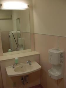 コルモピア深大寺店 多目的トイレ