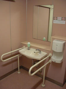 サミットストア中野南台店 1階多目的トイレ