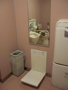 サミットストア中野南台店 1階多目的トイレ