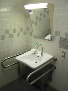 渋谷区役所前公衆多目的トイレ