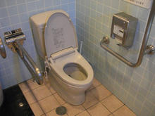 サンドラッグ福生店 外トイレ