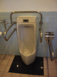 サンドラッグ福生店 外トイレ