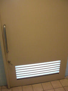 サンドラッグ福生店 外トイレ