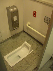 用賀駅　駅前地下トイレ