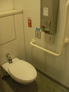 用賀駅　駅前地下トイレ