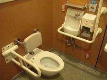 用賀駅　駅前地下多目的トイレ