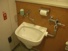 用賀駅　駅前地下多目的トイレ