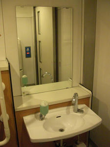 用賀駅　駅前地下多目的トイレ