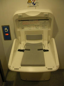 用賀駅　駅前地下多目的トイレ