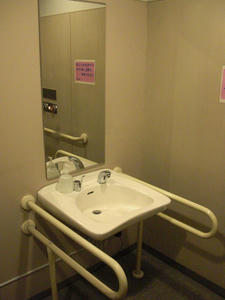 若葉台駅 駅前多目的トイレ