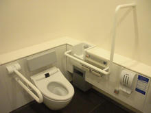 新宿マルイ本館　8階多目的トイレ