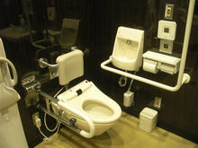 マルエツプチ西新宿6丁目店　多目的トイレ