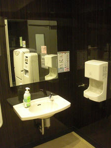 マルエツプチ西新宿6丁目店　多目的トイレ