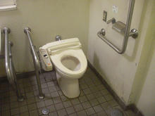 多摩川駅前公衆　多目的トイレ