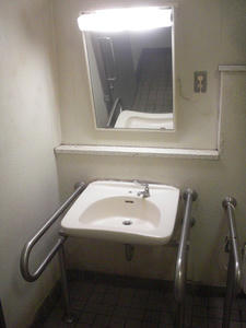 多摩川駅前公衆　多目的トイレ