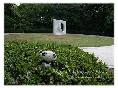 彫刻のある芝生の庭園