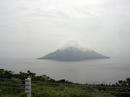 頭にちょっこっと雲のかかる小島