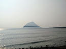 下のほうだけ帯状にくっきりしている八丈小島