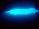 蒼い光が差し込む乙千代ヶ浜のトンネル